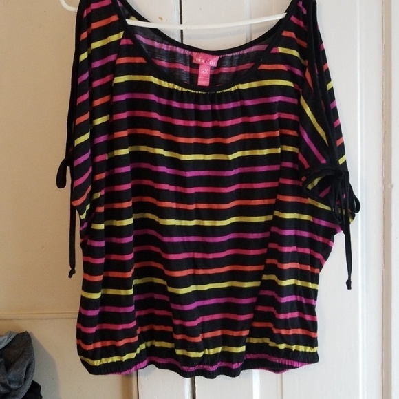 Cute top - Picture 1 of 3